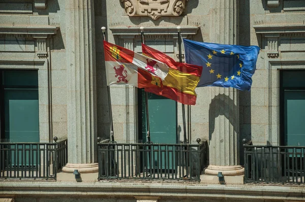 Banderas ondeando frente a la fachada del edificio en Ávila —  Fotos de Stock