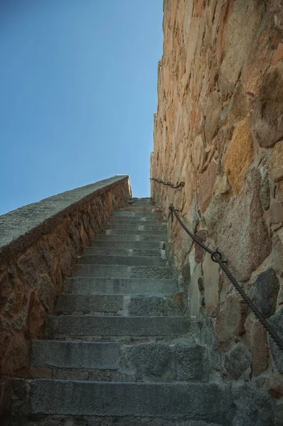 Avila'da kalın bir duvara doğru giden merdivenler — Stok fotoğraf