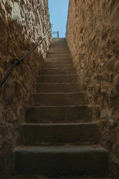 Avila'da kalın bir duvara doğru giden merdivenler — Stok fotoğraf