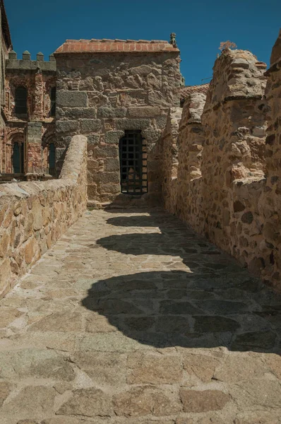 町とアビラ大聖堂の周りの壁の上の経路 — ストック写真