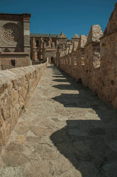 Caminho sobre a parede ao redor da cidade e da Catedral de Ávila — Fotografia de Stock