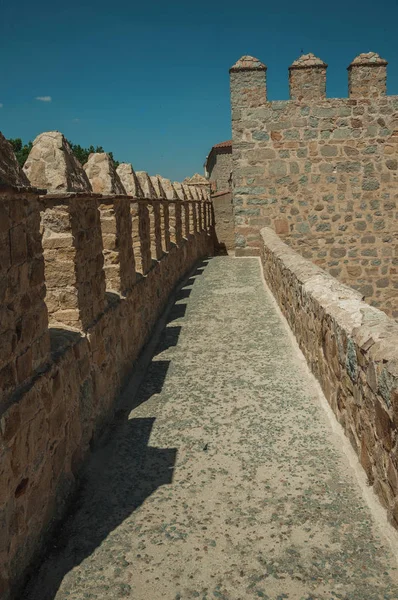 Шлях над товщиною кам'яною стіною з ще навколо Авіла — стокове фото