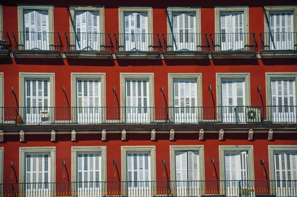 Здание с красочным фасадом и окнами на площади Plaza Mayor в Мадриде — стоковое фото
