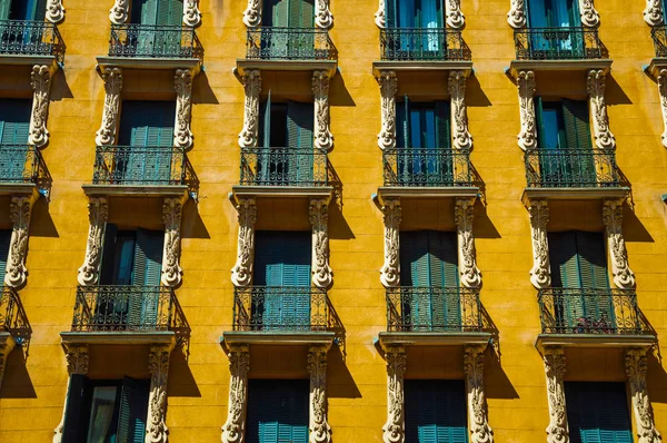 Budynek z kolorową fasadą i zamkniętymi oknami w Madrycie — Zdjęcie stockowe