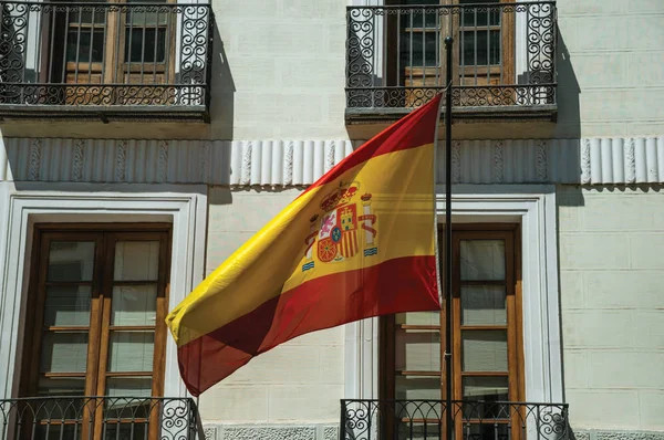 Bandera de España ondeando frente a la fachada del edificio en Madrid —  Fotos de Stock