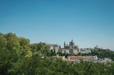 Kraliyet Sarayı ve Almudena Katedrali Madrid'de ağaçların arasında