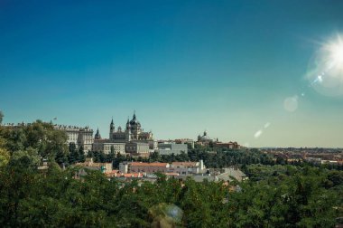 Madrid Kraliyet Sarayı ve Almudena Katedrali üzerinde Sunbeam