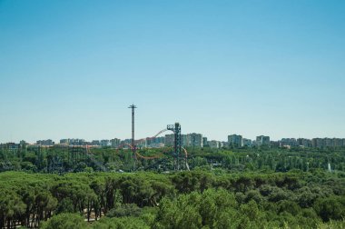 Madrid'de lunapark ve ağaçlarda roller coaster