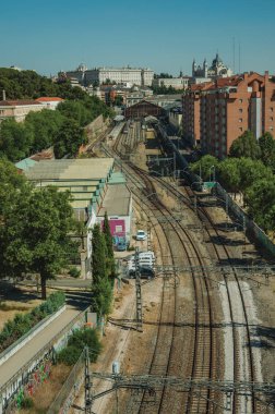Kraliyet Sarayı ve Madrid binaları arasında raylı bir tren istasyonu