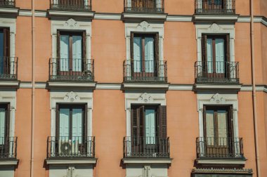 Madrid'de renkli cephe ve camlı pencerelerile bina