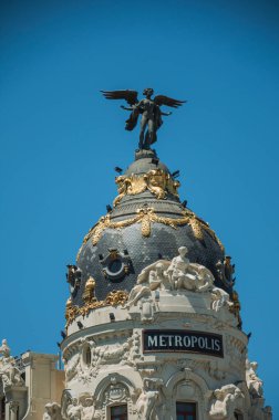 Madrid'de altın kubbeli eski bina üzerinde cephe dekorasyonu