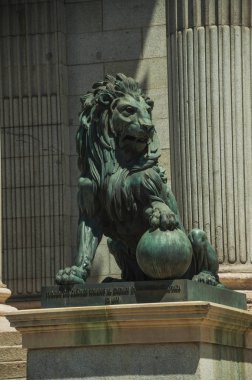 Madrid'de bina cephesinde bronz dan heykel aslan döküm