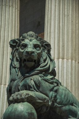 Madrid'de bina cephesinde bronz dan heykel aslan döküm