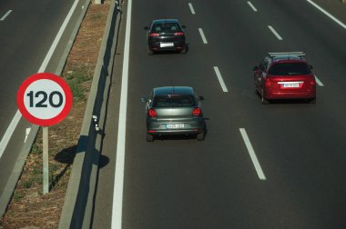 Madrid'de otoyol ve Hız Sınırı tabelasında ki arabalar
