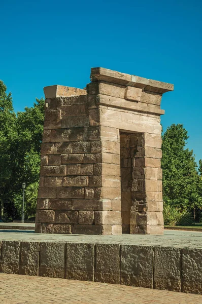 O templo de pedra de Debod em um jardim de madeira em Madrid — Fotografia de Stock