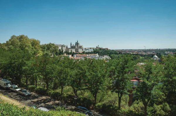 Palacio Real y Catedral de la Almudena entre árboles de Madrid — Foto de Stock