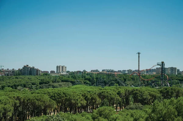 Montanha-russa em parque de diversões e árvores em Madrid — Fotografia de Stock