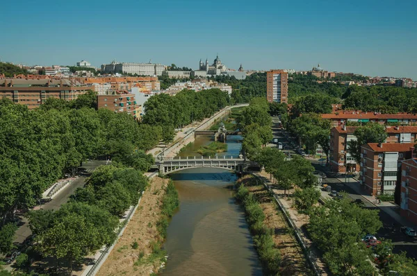 马德里的皇宫和阿尔穆德纳大教堂和曼扎纳雷河 — 图库照片