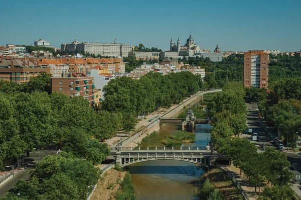 Palais Royal et Cathédrale de l'Almudena et rivière Manzanares à Madrid — Photo