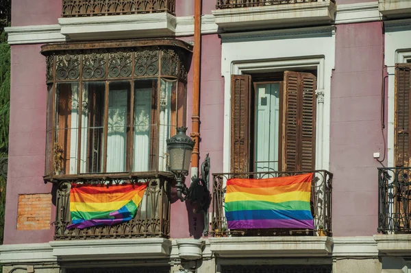 Madrid'deki eski bina balkonlarında korkuluklara gökkuşağı bayrakları bağlandı