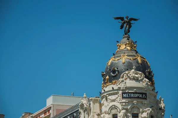 Výzdoba fasády na staré budově se zlatou kopulí v Madridu — Stock fotografie