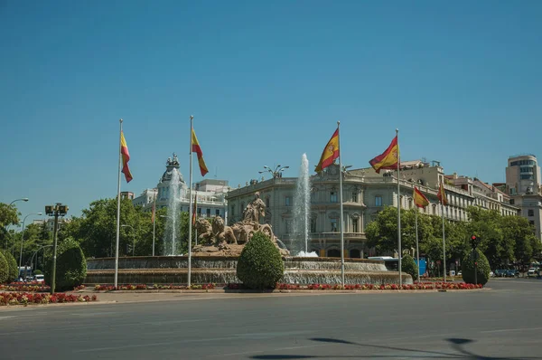 Utca és Cybele szökőkút a spanyol zászlókkal Madridban — Stock Fotó