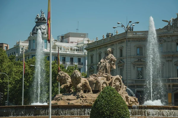 Fuente cibeles con banderas españolas y edificios antiguos en Madrid — Foto de Stock