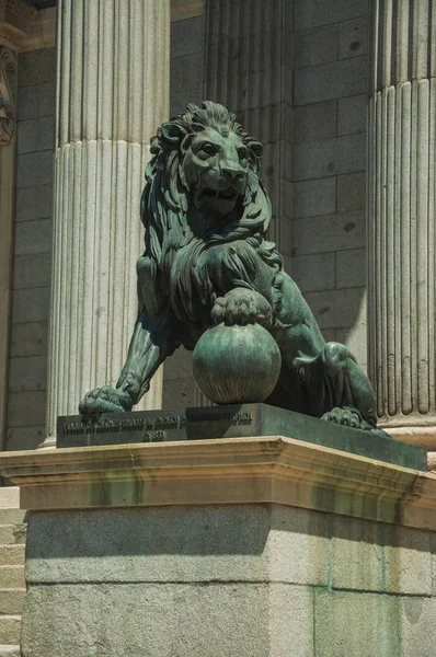 León de escultura fundido en bronce sobre fachada de edificio en Madrid — Foto de Stock