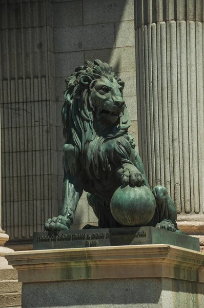 León de escultura fundido en bronce sobre fachada de edificio en Madrid — Foto de Stock