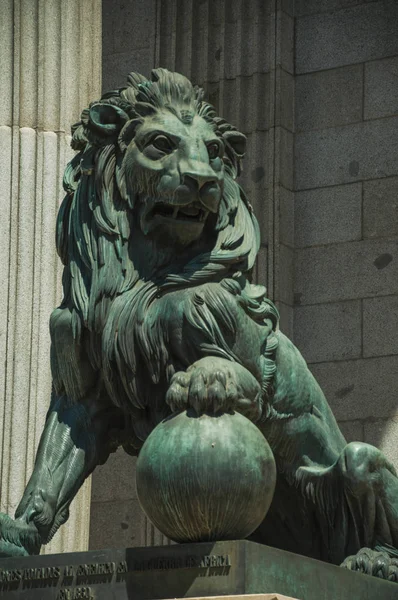 Leão de escultura moldado em bronze na fachada de construção em Madrid — Fotografia de Stock