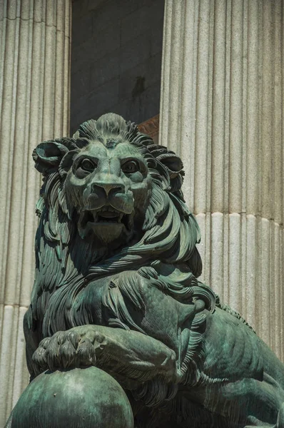 Leão de escultura moldado em bronze na fachada de construção em Madrid — Fotografia de Stock