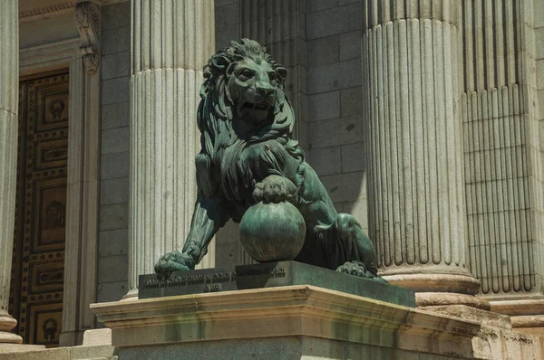 León de escultura fundido en bronce sobre fachada de edificio en Madrid — Foto de Stock