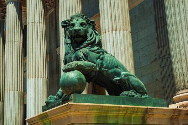 Sculpture lion coulé en bronze sur la façade du bâtiment à Madrid — Photo