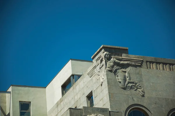 Decorative sculpture in Deco style on top of of building in Madrid — Stock Photo, Image