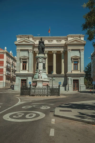 Monumento en la calle frente al edificio en Madrid — Foto de Stock