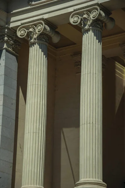 Columnas con capiteles jónicos en la fachada del edificio de Madrid — Foto de Stock