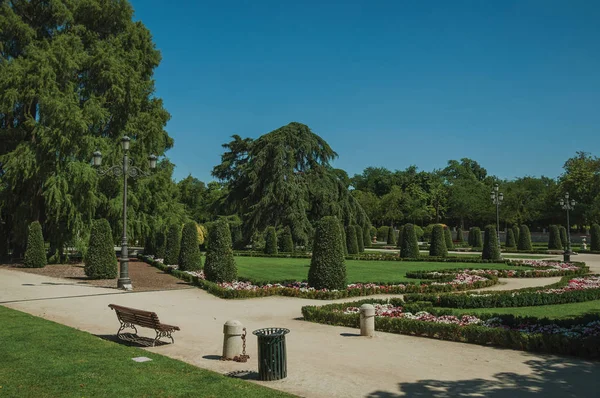 Caminho em jardins com árvores e luzes de rua em um parque de Madrid — Fotografia de Stock