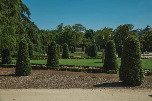 Chemin sur jardins arborés dans un parc de Madrid — Photo