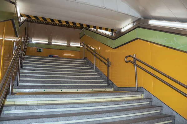 马德里地铁通道设有扶手楼梯 — 图库照片