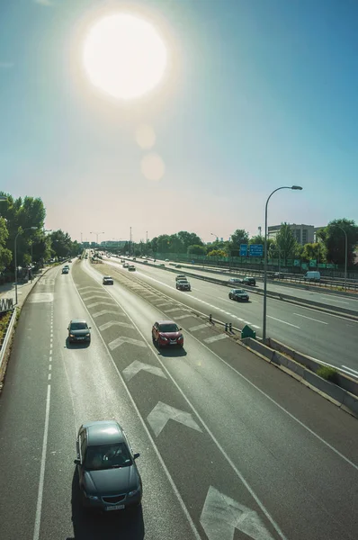 Sunlight over cars on a highway with traffic in Madrid — Stock Photo, Image
