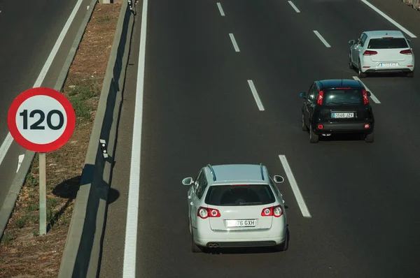 Automobily na dálnici a rychlostní limit na značení v Madridu — Stock fotografie