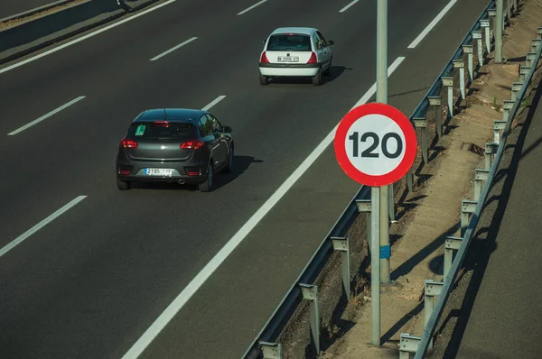 Automobily na dálnici a rychlostní limit na značení v Madridu — Stock fotografie