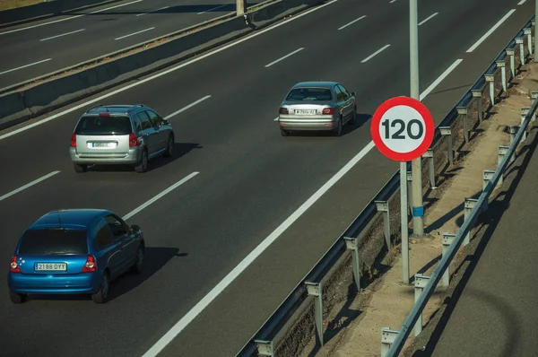 Cars on highway and SPEED LIMIT signpost in Madrid — Stock Photo, Image