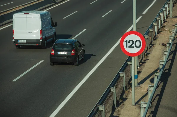 Mașină și camionetă pe autostradă și semnal SPEED LIMIT în Madrid — Fotografie, imagine de stoc