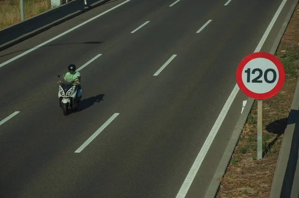 Motocykl na autostradzie i Speed limit drogowskaz w Madrycie — Zdjęcie stockowe