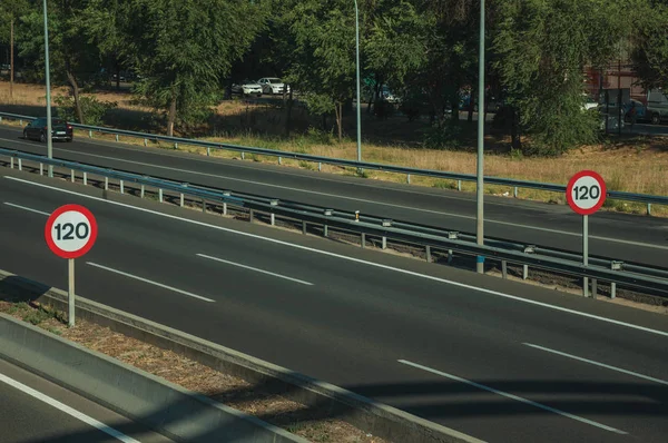 Highway with heavy traffic and SPEED LIMIT signs in Madrid — Stock Photo, Image