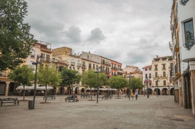 Plasencia merkezinde bulutlu bir günde insanlarla Kare