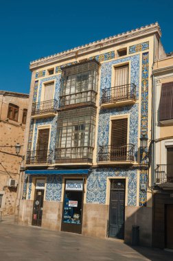Caceres renkli seramik karolar kaplı yaya sokak ve eski bina