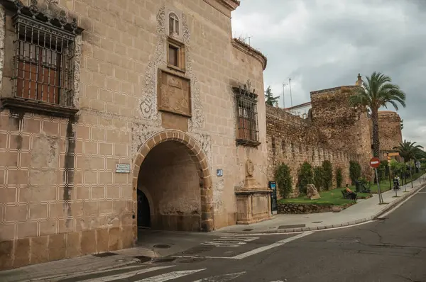 Gotische deur in de muur van het historische centrum van Plasencia — Stockfoto