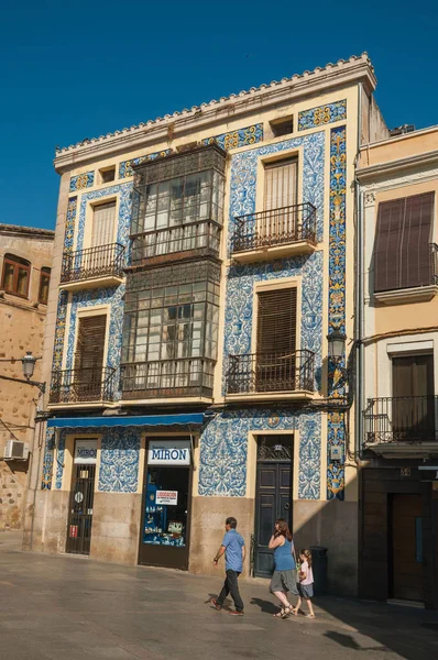 Calle peatonal y antiguo edificio cubierto de coloridas baldosas cerámicas en Cáceres — Foto de Stock